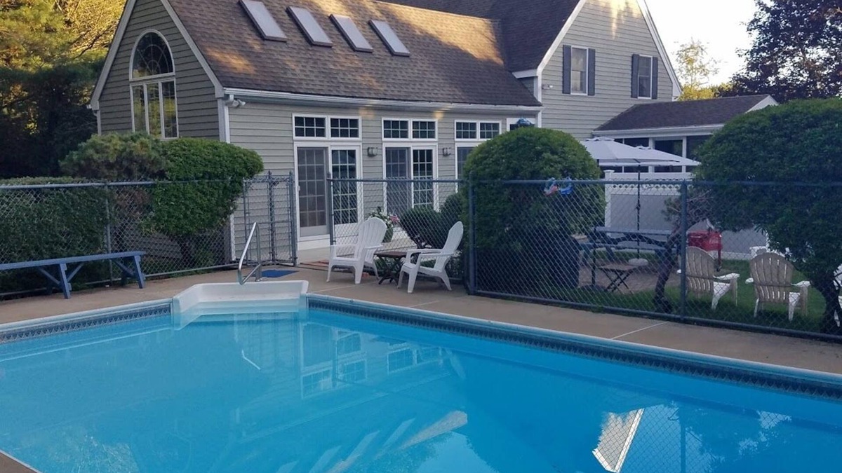 Haversham House | Relaxing private poolside retreat 5 minutes from the beach!