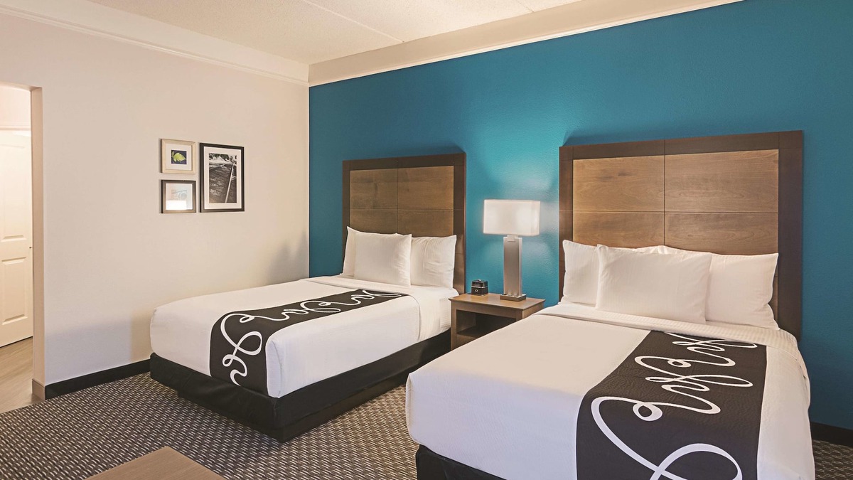 Orlando Hotel | Relaxing Queen Room near UCF w/Pool Access – Short Walk