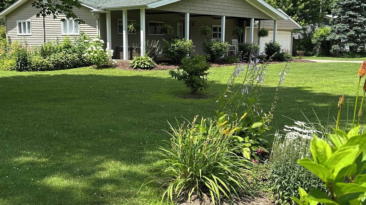 Algonac House | Relaxing Ranch on the Mainland. Minutes to Algonac State Park and the ferries.