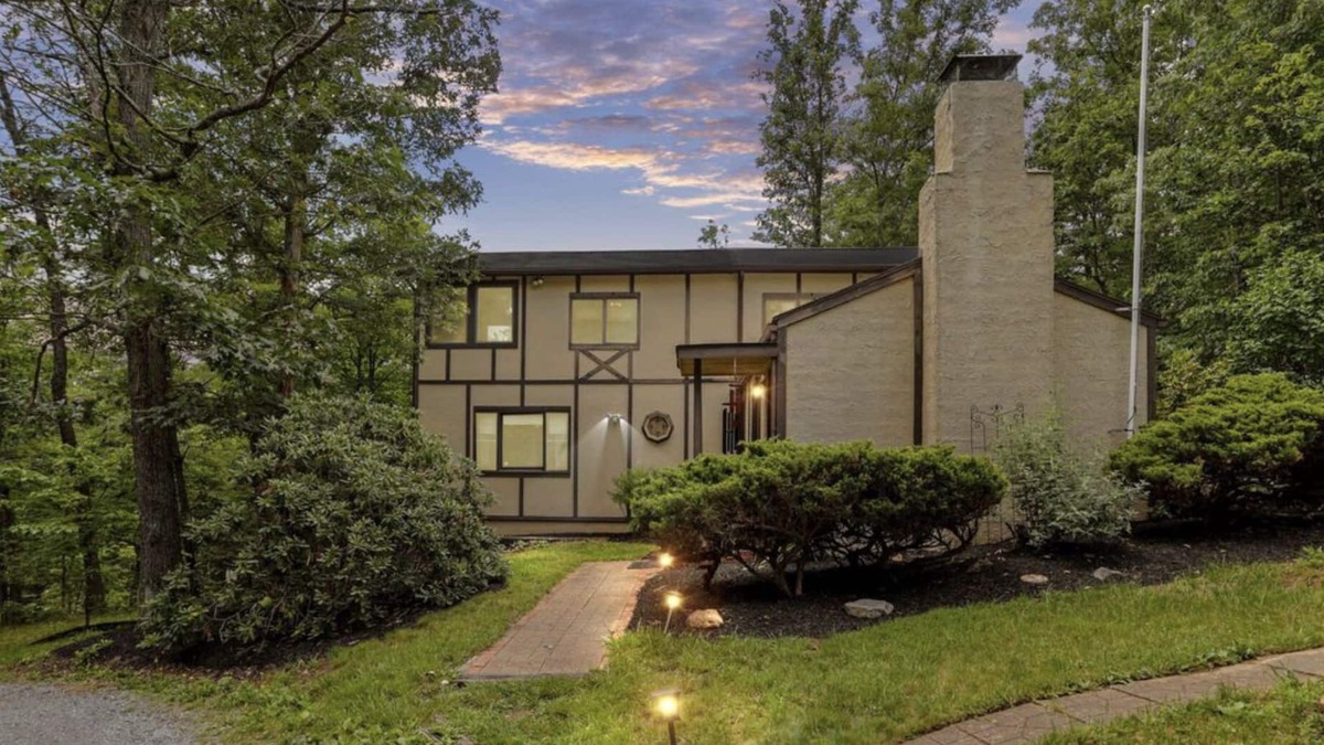 Berkeley Springs Cabin | Relaxing & Rejuvenating Retreat w/Hot tub, Pool, Sauna, & Games for family+pets