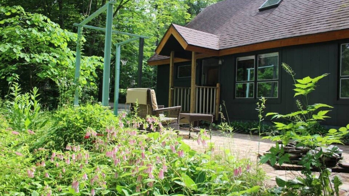 Stowe Area Ski Chalet | Relaxing Retreat: 7 mins to both Mountain and Village: Ski, Bike, Hike & Unwind
