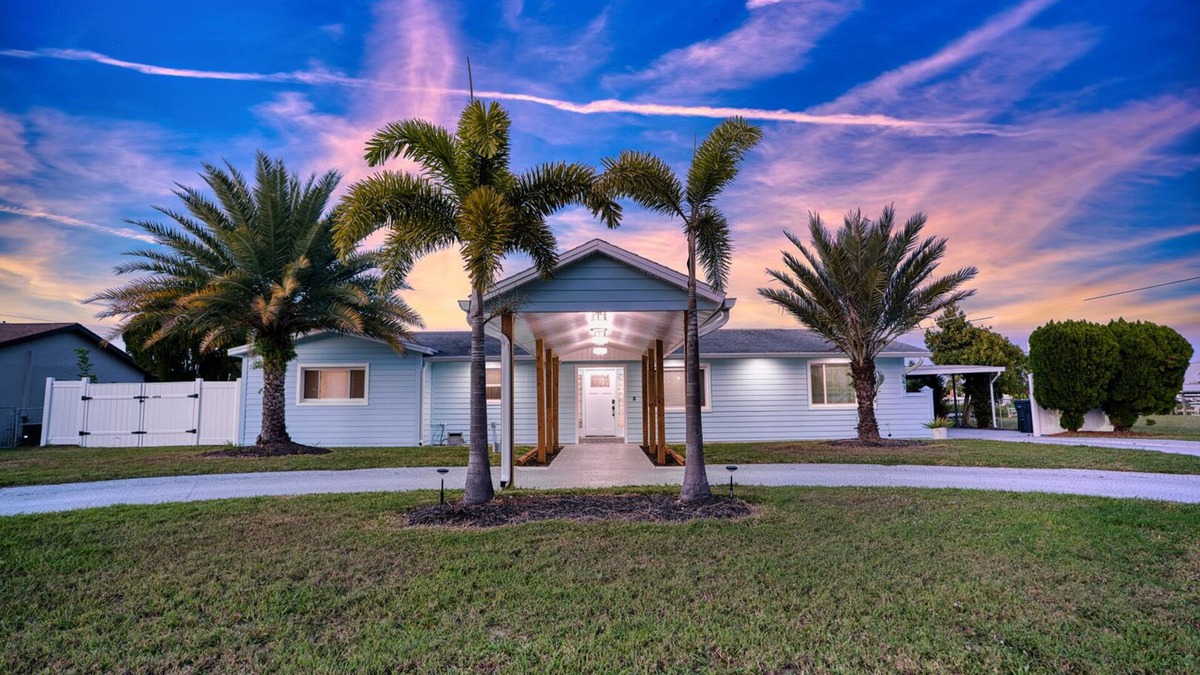 Apollo Beach House | Relaxing Retreat Apollo Beach l Waterfront I Pool l Spa l Dock I Firepit