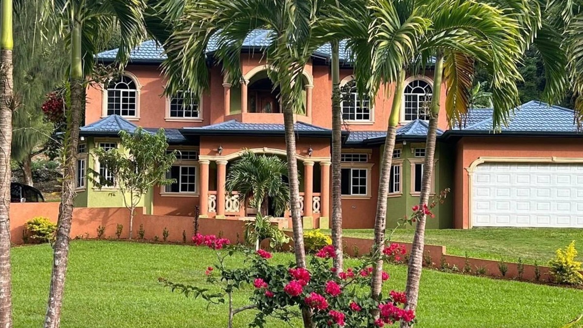 Seaford Town House | Relaxing retreat at Paradise Palms Estate. Minutes away from Appleton Estate.