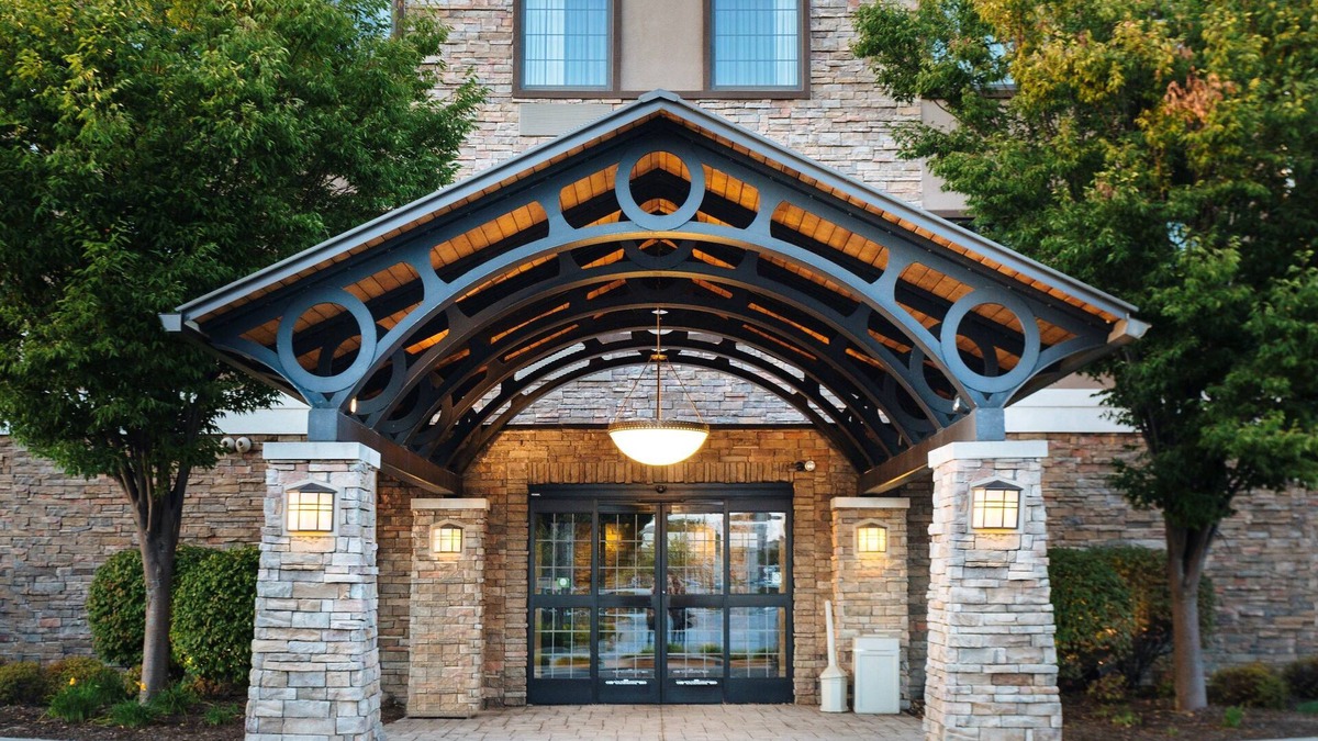 Maumee Apartment | Relaxing Retreat in Maumee | FREE Breakfast + Fitness Center + Shared Pool