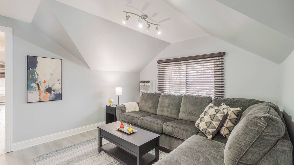 Lombard House | Relaxing Retreat in the Heart of Lombard + Laundry