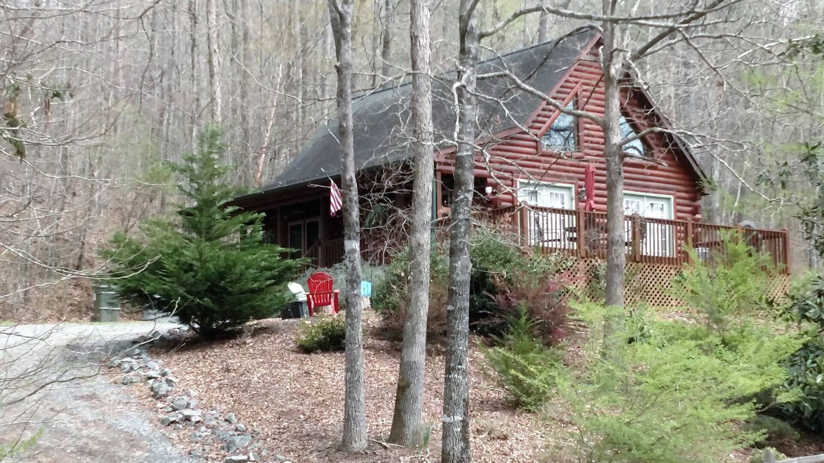 Rutherfordton Cabin | Relaxing 'Riverdance' Log Cabin is 2.7 miles from Tryon Equestrian Resort