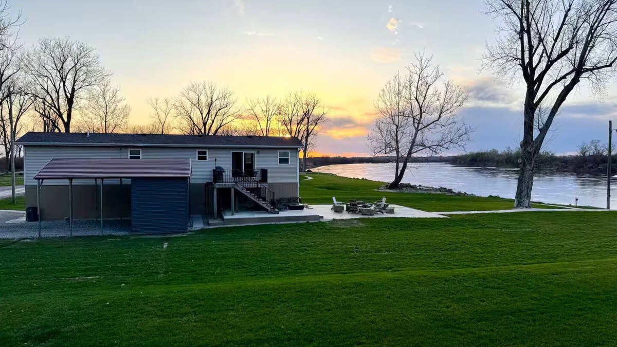 Bendena House | Relaxing Riverfront 2 Bedroom 1 Bathroom Home
