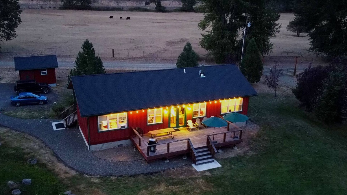 Cle Elum House | Relaxing riverfront home in the Cascades - great for families