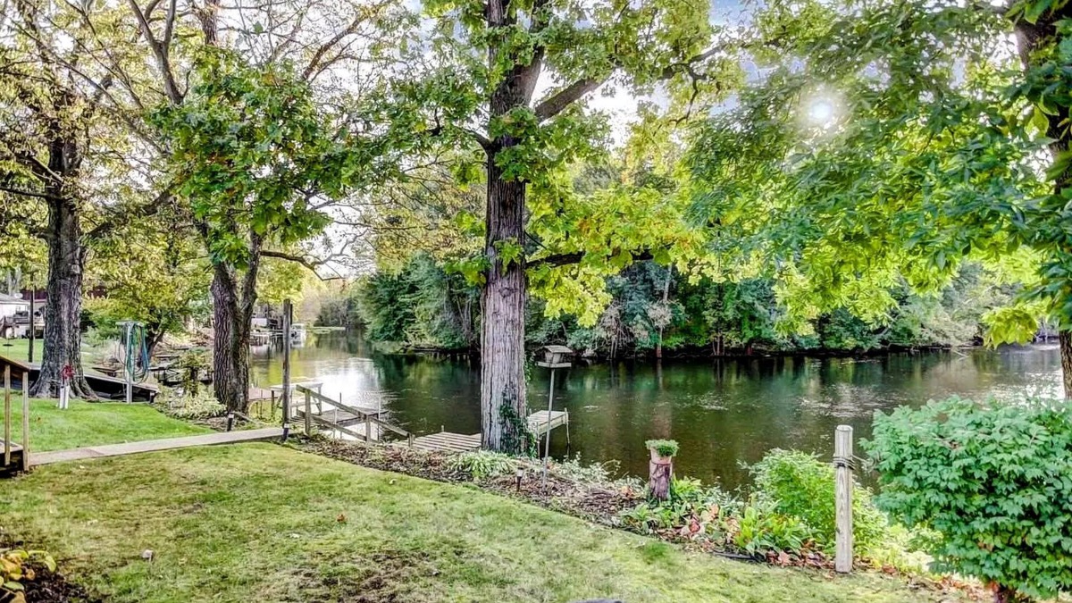 Howe House | Relaxing Riverside 10 Minutes to Shipshewana