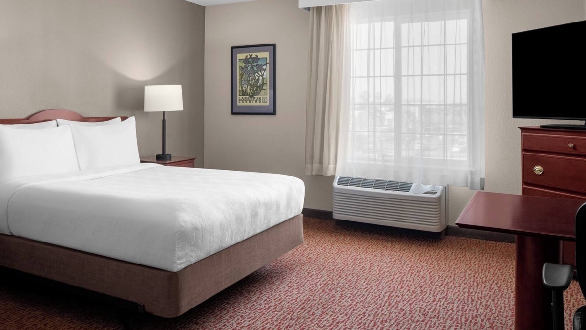 Pleasanton Hotel | Relaxing Room in Bay Area | Hotel with Outdoor Patio & Free Parking