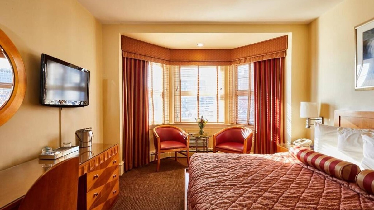 Washington Square West Hotel | Relaxing Room in Historic Philly Close to to Downtown | Free Breakfast