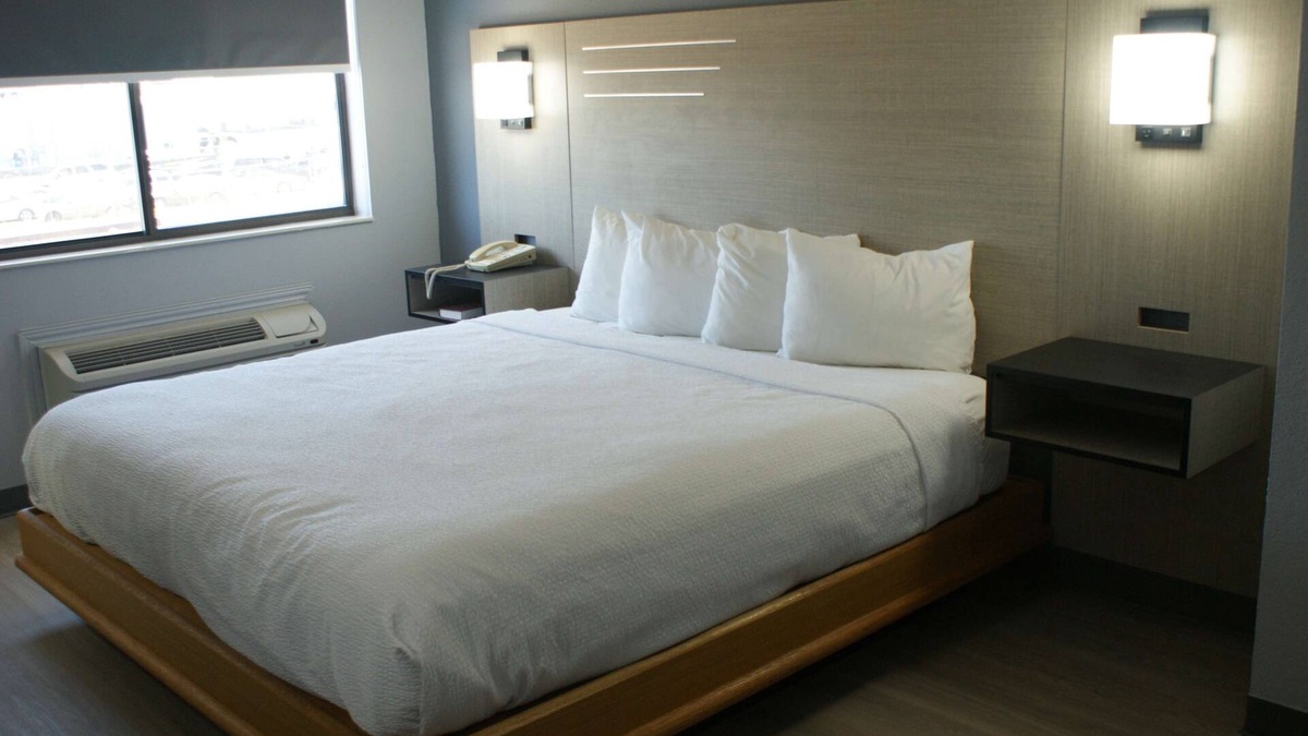 Van Buren Hotel | Relaxing Room Inn Room Near Interstate 40 and Close to Downtown