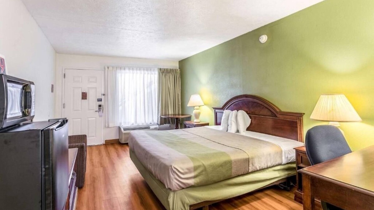Edgewood Hotel | Relaxing Room Near Ripken Stadium w/Free Breakfast & On-Site Restaurant
