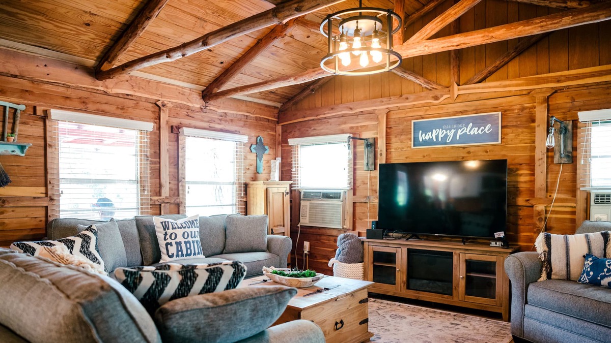 La Grange Cabin | Relaxing, Rustic Cabin on the Lake