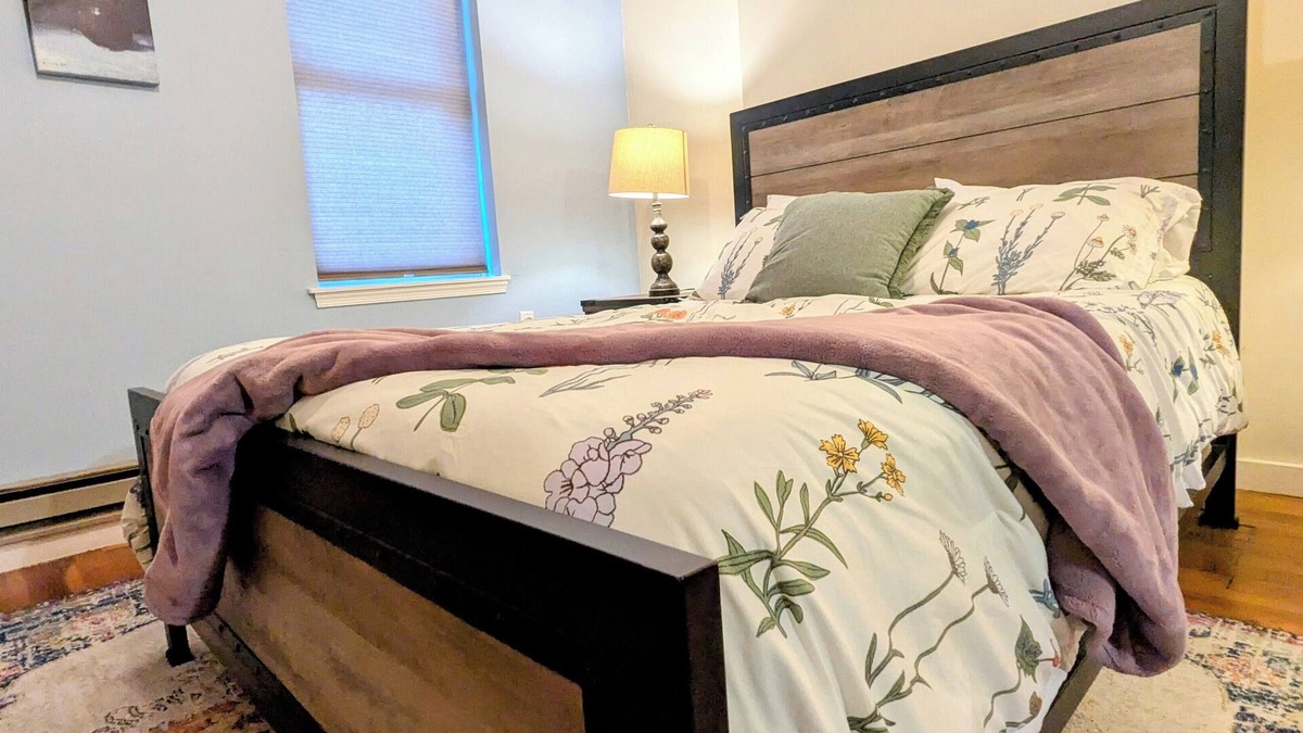 Cumberland Apartment | Relaxing Rustic Oasis - 6 min walk to Downtown! Cyclist Welcomed & Pet friendly!