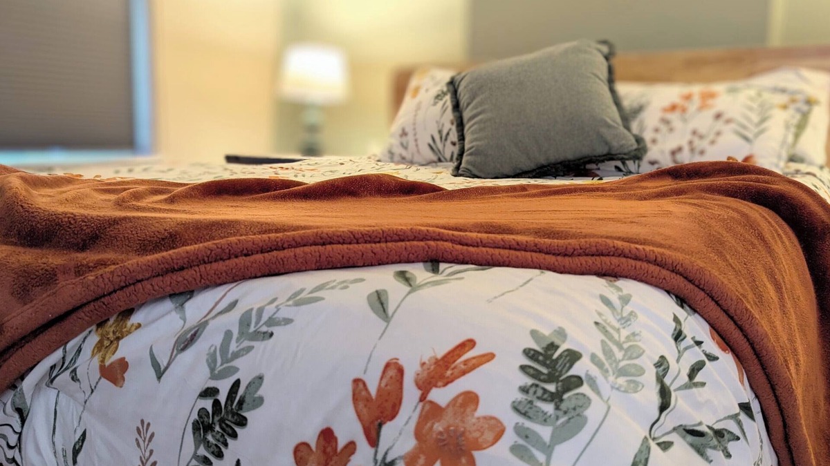 Cumberland Apartment | Relaxing Rustic Oasis II - 6 min walk to Downtown! Cyclist Welcomed!