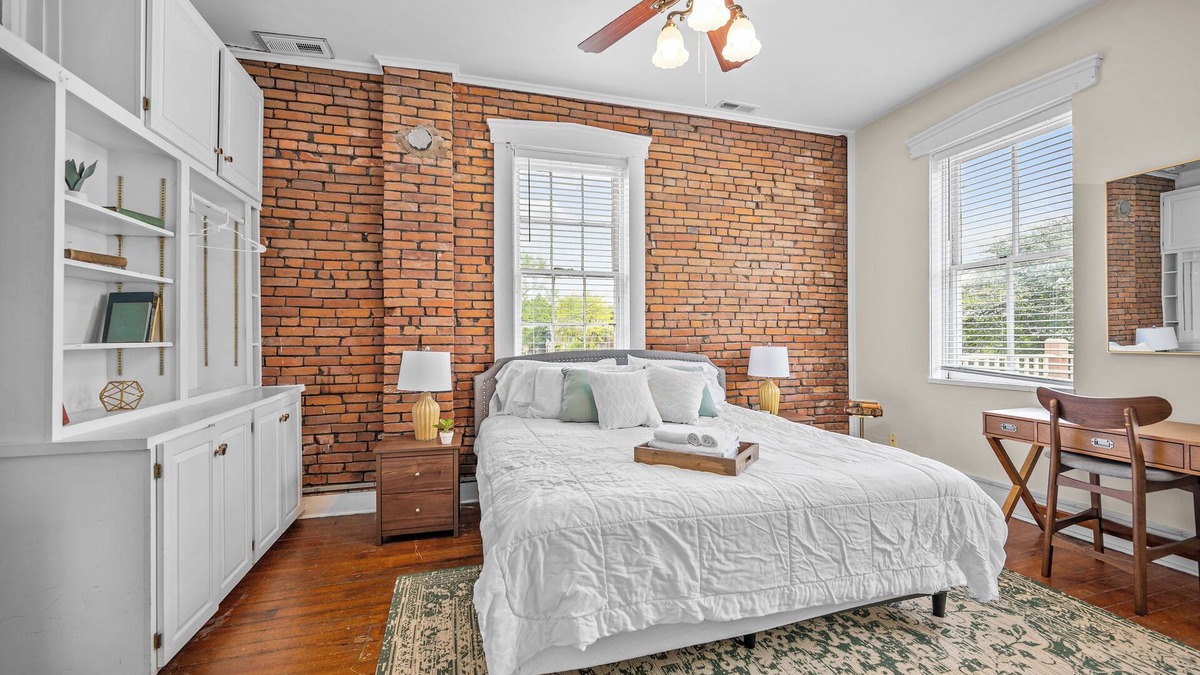 St. Charles Apartment | Relaxing South Main Apartment with Modern Comforts