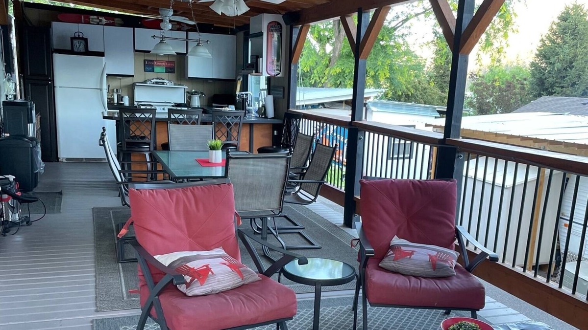 Central Okanagan Resort | Relaxing space at a family fun resort on Kalamalka Lake!