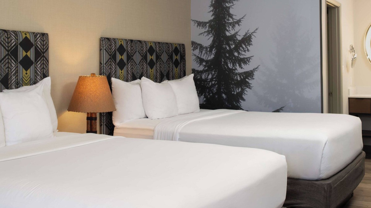 Port Angeles Hotel | Relaxing Stay! 4 Relaxing Units, Pool, Pets Allowed, Near Ted's Tree Park!