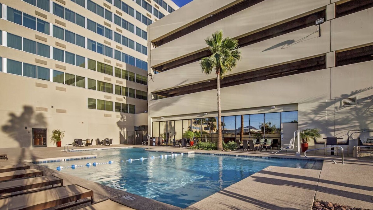 Phoenix Hotel | Relaxing Stay Close to PHX with Free Airport Shuttle, Pool & Game Room