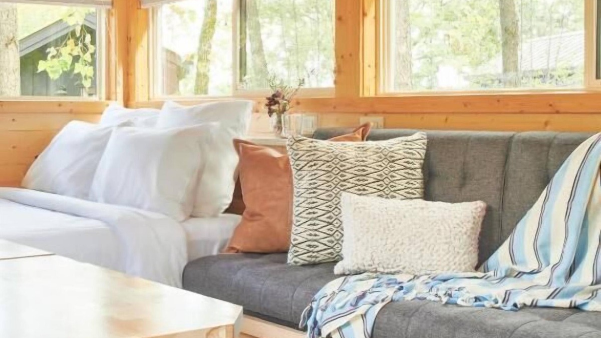 Kingston Cabin | Relaxing Stay, Convenient Location! Pets Allowed, Free Parking, Free Breakfast