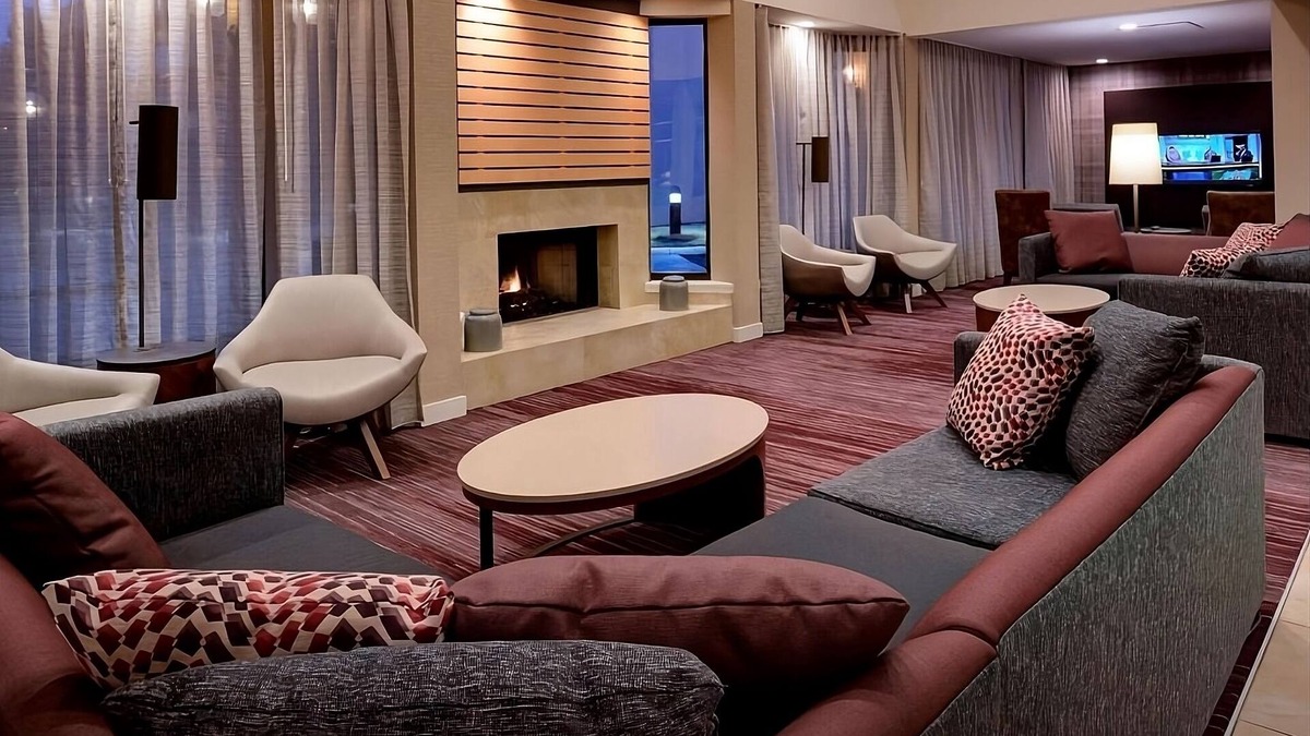 South Kansas City Hotel | Relaxing Stay in Kansas City! Pet-Friendly Units, Indoor Pool, Free Parking!