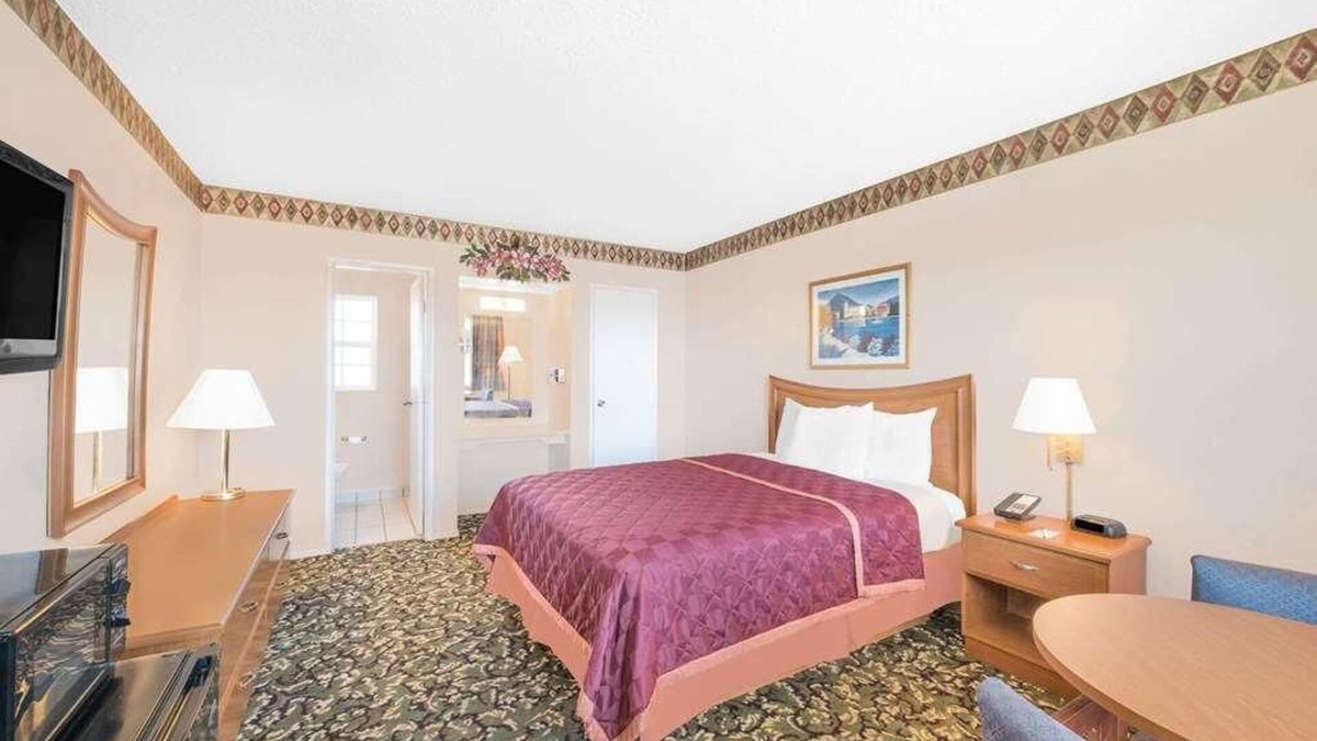 Pecos Hotel | Relaxing Stay in Knights Inn Laura Lodge Pecos! Onsite Pool, Free Parking