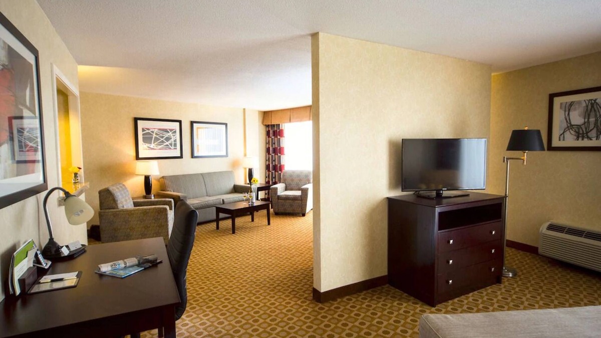South Portland Hotel | Relaxing Stay in Portland Right Next to I-95 | Indoor Pool and Free Breakfast