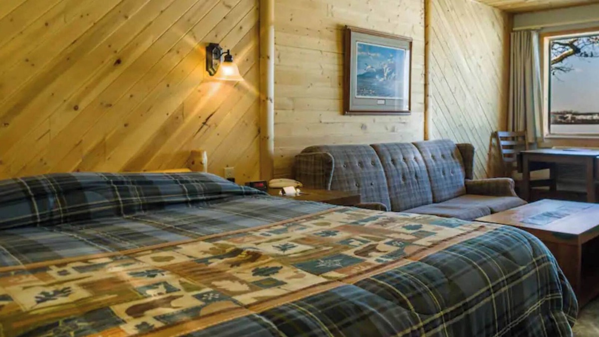 Rice Lake Cabin | Relaxing stay on the lake in Room 5 - The Swans - Curriers Lakeview Lodge