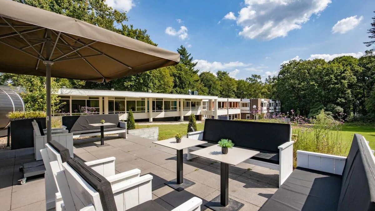 Zon en Schild House | Relaxing Stay with Free Parking, Scenic Garden & Sun Deck to Unwind