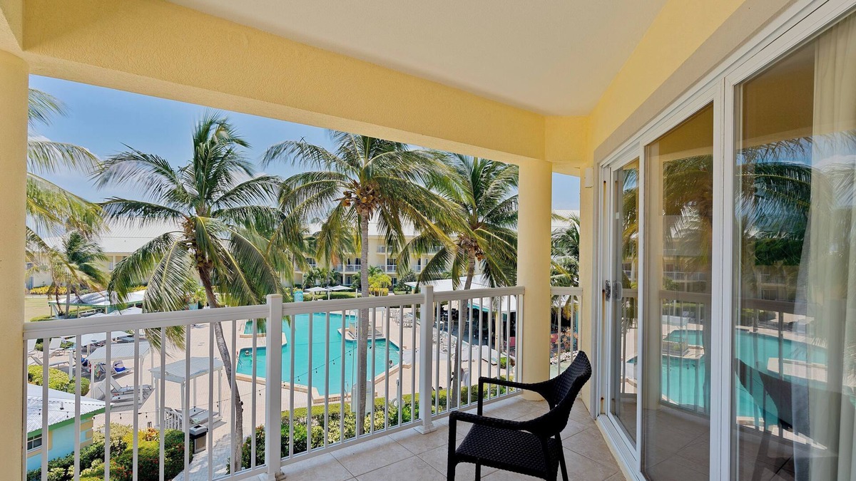 Crystal Harbour Apartment | Relaxing Studio w/Resort Views, Pool Access & Bar - Perfect for Couples