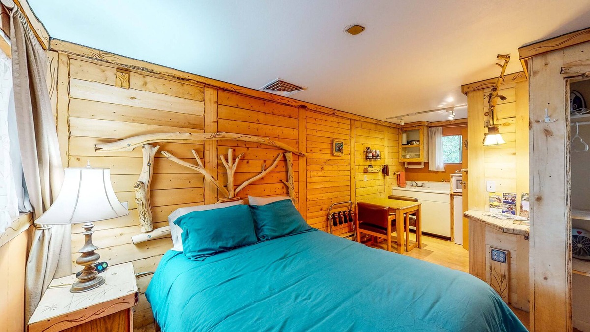 Cedaredge Cabin | Relaxing studio with marvelous mountain views
