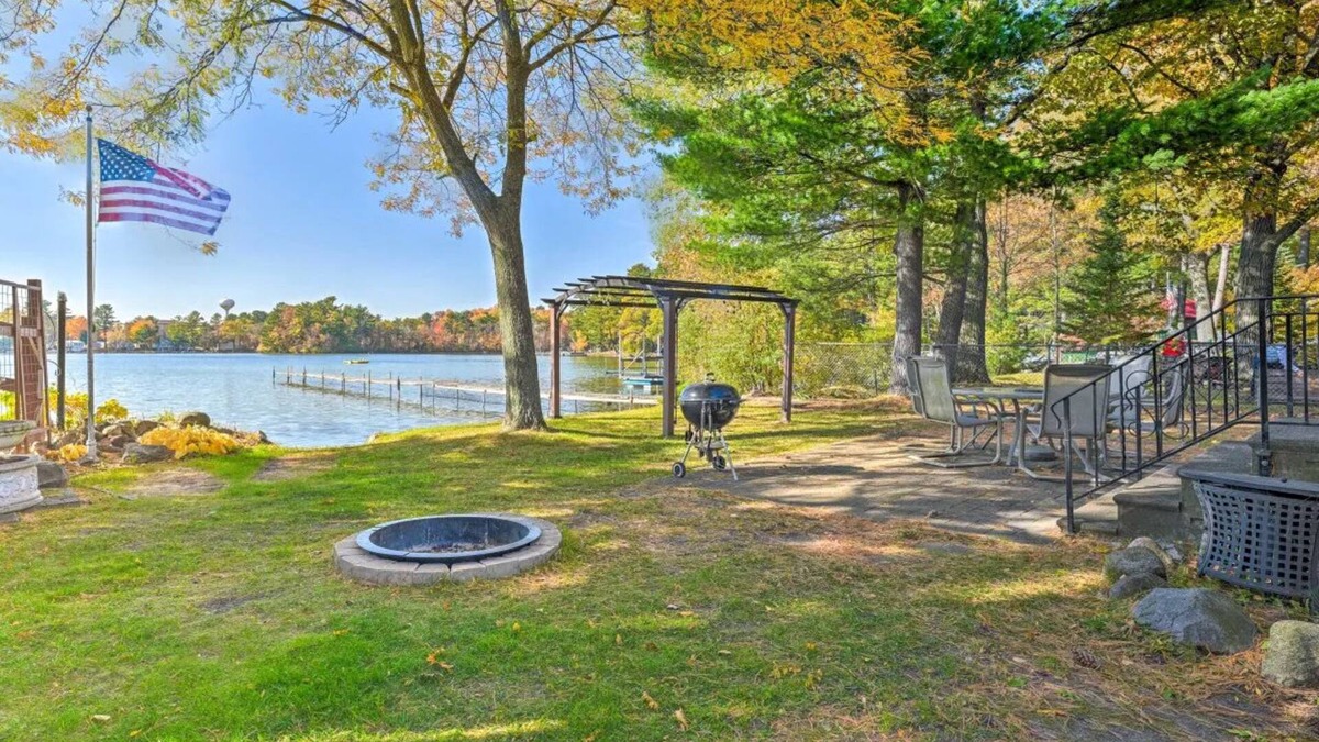 King Cottage | Relaxing Taylor Lake Retreat directly on the Chain of Lakes