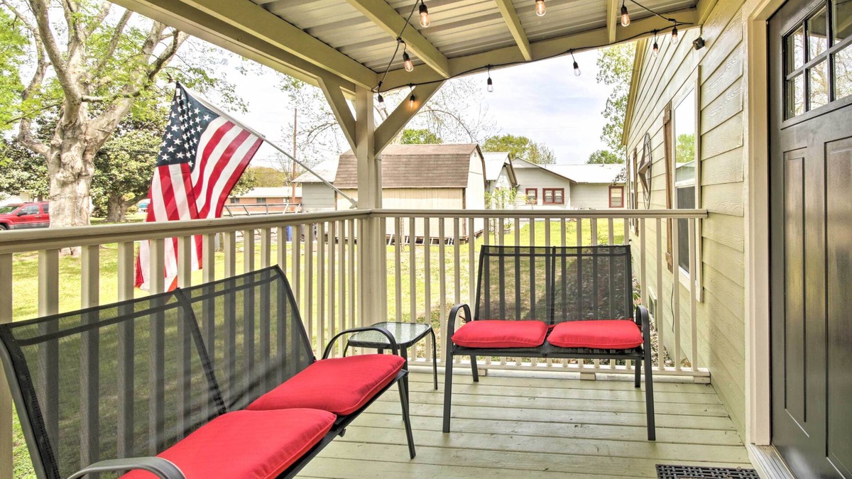 Tomball Cottage | Relaxing Tomball Retreat: Walk to Main Street