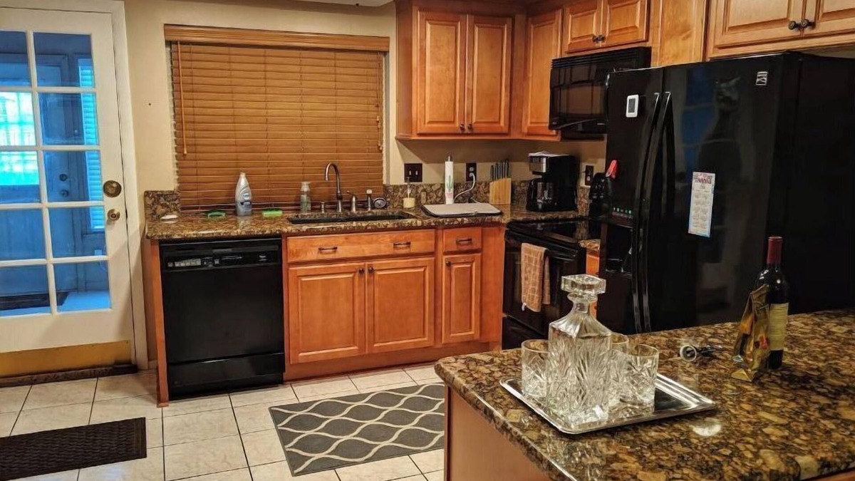 University House | Relaxing townhome with pool and lake
