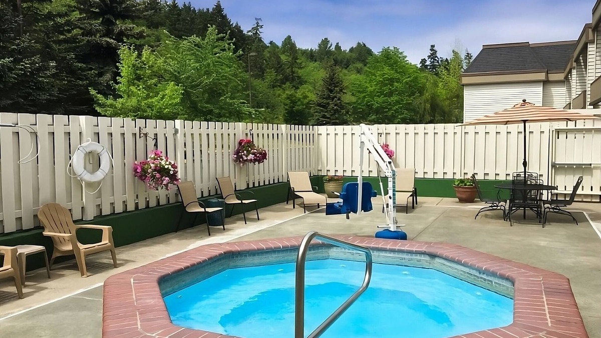 Poulsbo Resort | Relaxing Trip! Stay at GuestHouse Poulsbo! Free Breakfast, Free Parking!