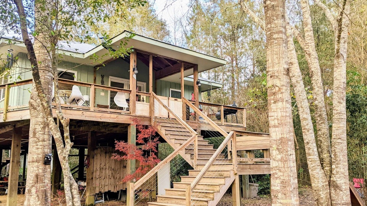 Covington Cabin | Relaxing, vacation! for 1 or 11 w/fire pit on the river!