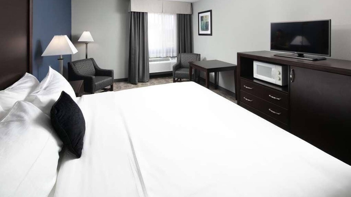 Sequim Resort | Relaxing Vacation in Red Lion Inn & Suites Sequim! Pool, Free Breakfast