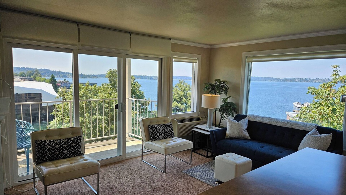Moss Bay Condo | Relaxing View and Walking Distance to downtown Kirkland! Easy freeway access.