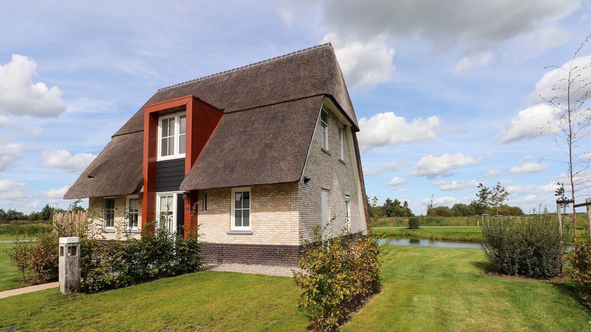 Echtenerbrug Villa | Relaxing Villa with Fireplace