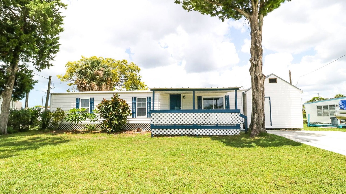 Signal Cove House | RELAXING WATERFRONT CANAL HOME. PET FRIENDLY!