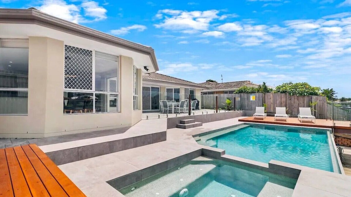 Wurtulla House | Relaxing Waterfront Oasis with Heated Spa!