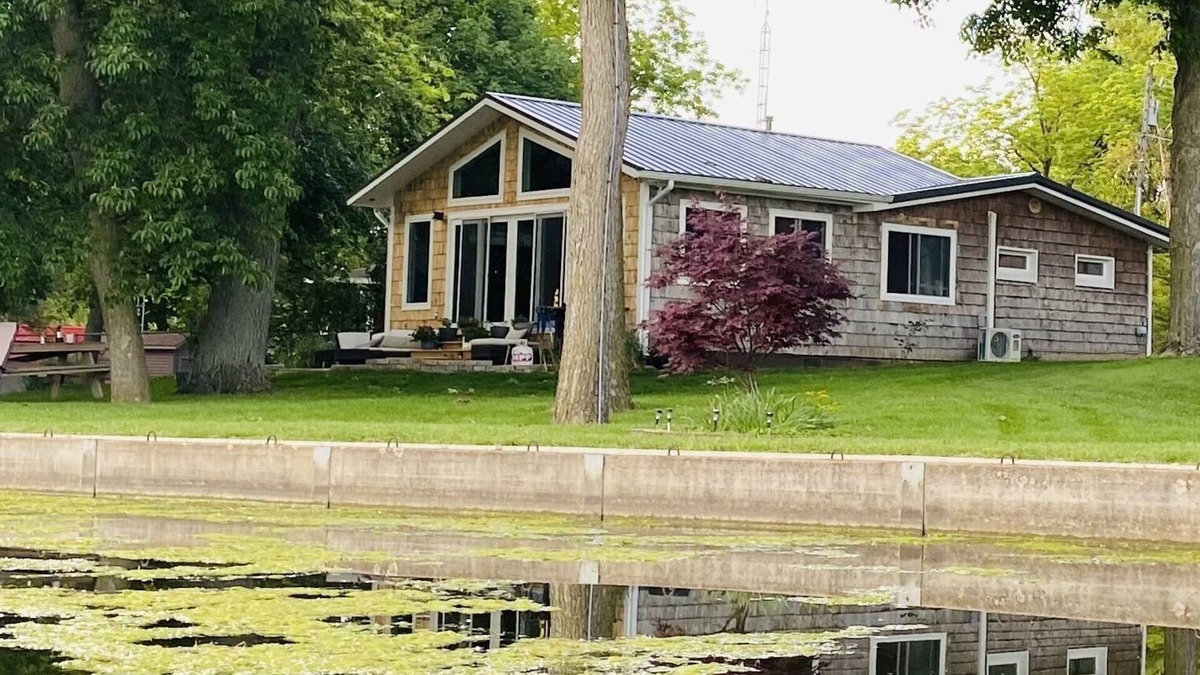 Russells Point Cottage | Relaxing waterfront cottage on Dunn's Pond off Indian Lake