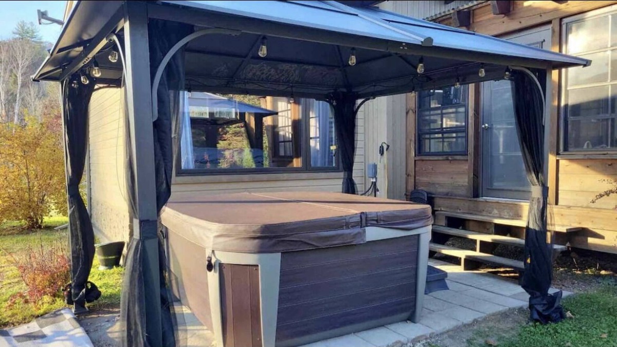 Bowman Cottage | Relaxing waterfront with hot tub and game room