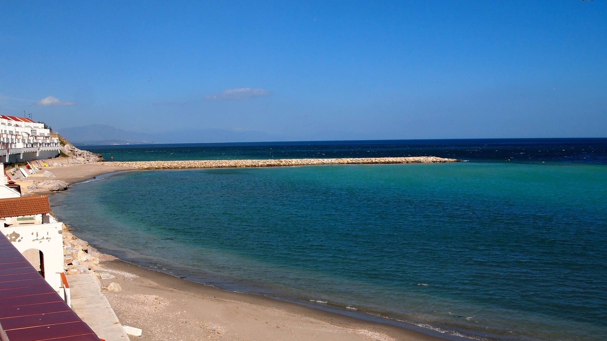 Gibraltar Apartment | Relaxing Well Appointed Beachside Apartment