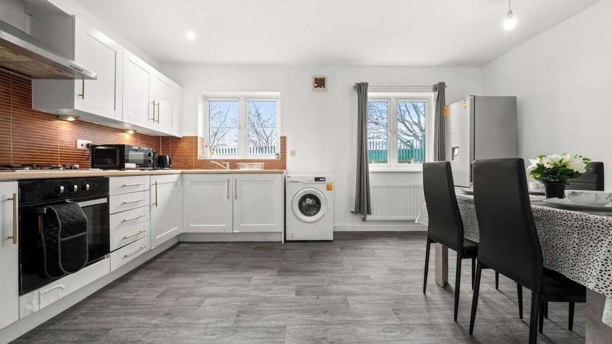 Failsworth House | Relocators Month Stays Business