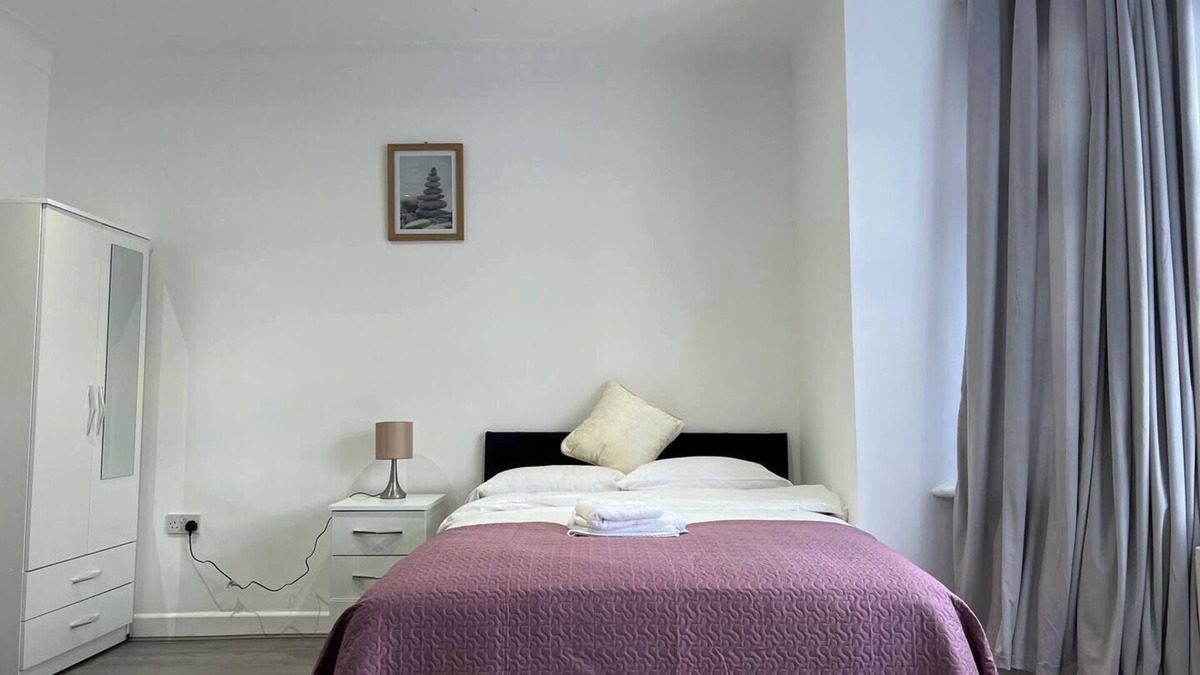 Clayhall Apartment | Remarkable 2-Bed Apartment in Ilford, London