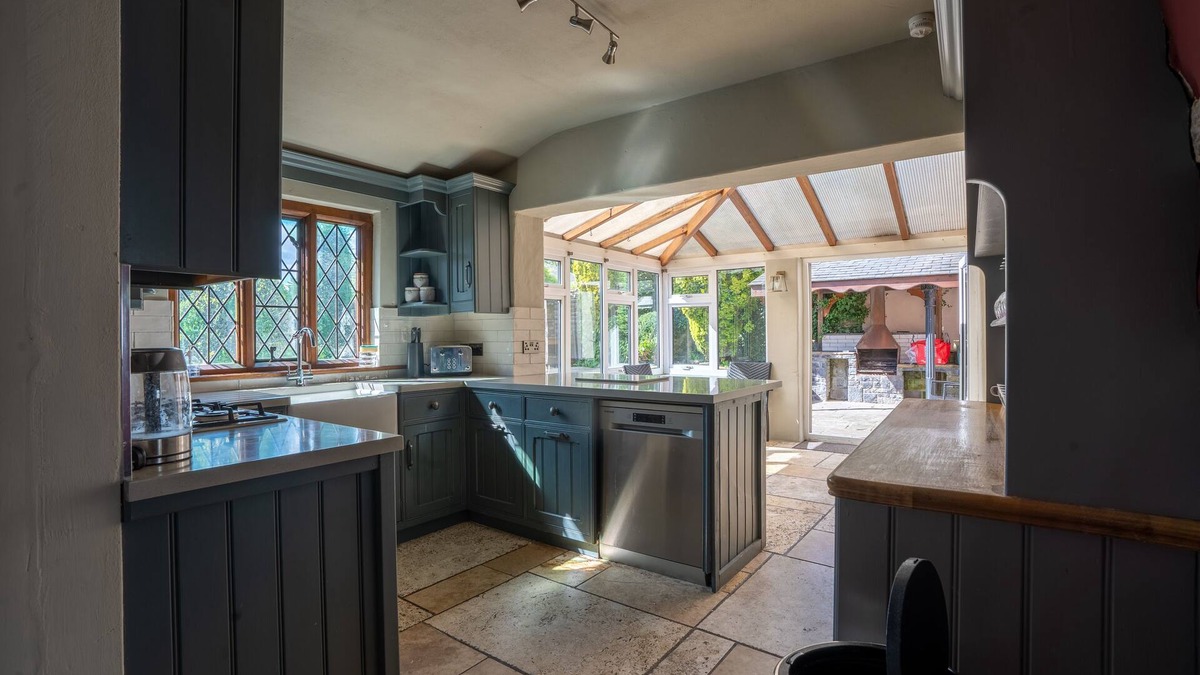 Caerleon House | Remarkable 4-bed Cottage in Cearleon