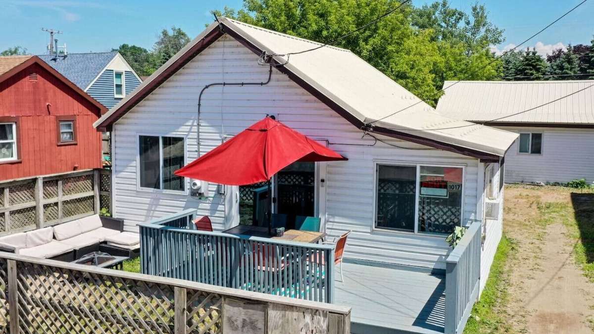 Irving House | Remi-Loo's Bay Escape: Cottage in Sunset Bay