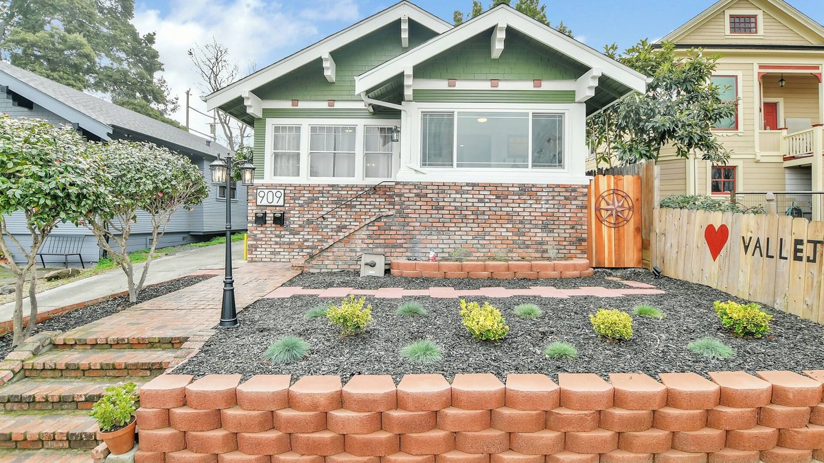Vallejo House | ~ Remodeled 1918 California Craftsman on a Park ~